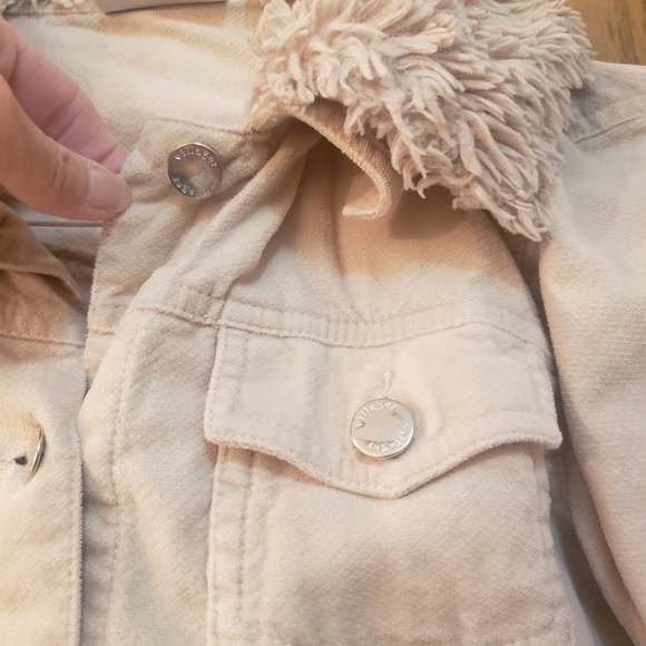 Beautiful cream color button up, short jacket with detachable fur collar. - Picture 3 of 8